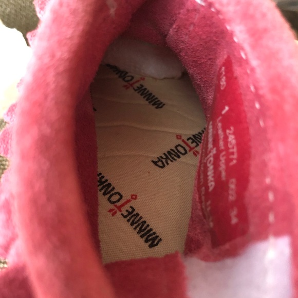 Infant Minnetonka Back Flap Moccasins With Velcro Closure. Pink, SZ 1. Like New. - Picture 11 of 16